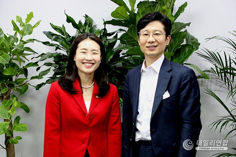 지난 5일 김소희 의원(왼쪽)이 인터뷰를 위해 국회를 방문한 데일리연합&SNS기자연합회 김용두 회장(오른쪽)과 기념사진을 찍고 있다. /사진=데일리연합. 