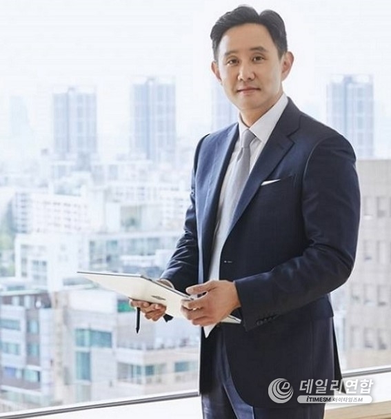 18일, 영풍·MBK파트너스는 "최대주주의 경영권 강화 목적의 고려아연 공개매수가 마무리된 후, 훼손된 주주가치를 회복하고, 주주들을 위해 적극적인 주주환원정책을 펼치겠다"고 발표했다. 사진은 최윤범 고려아연 회장. /고려아연