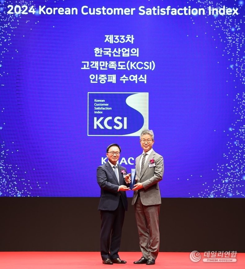 롯데렌터카가 제33차 한국산업의 고객만족도(KCSI) 렌터카 부문에서 9년 연속 1위를 기록했다. 최진환 롯데렌탈 대표이사 사장(오른쪽)과 한수희 한국능률협회컨설팅(KMAC) 대표이사 사장이 26일 서울 중구 소재 서울신라호텔에서 기념촬영을 하고 있다. /사진=롯데렌탈 