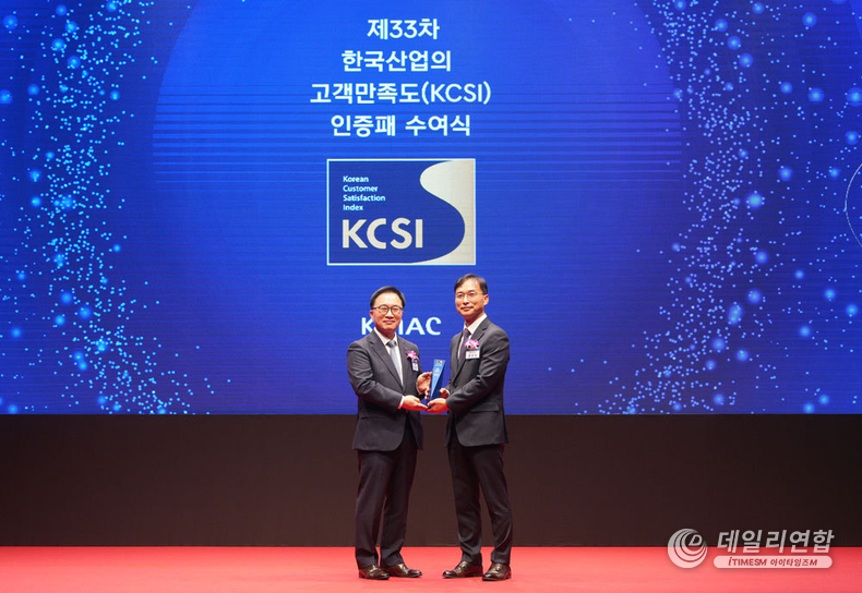 26일, 서울 중구 장충동에 위치한 호텔신라에서 열린 KCSI 인증패 수여식에 참석하여 시상을 받고 있다. ((오른쪽부터) 윤민석 금호타이어 G.마케팅담당 상무와 한수희 KMAC 대표이사) . /사진=금호타이어