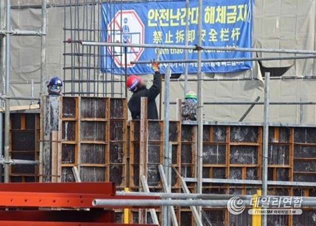 한 건설 근로자가 작업을 하고 있는 모습. /사진=연합뉴스 자료사진