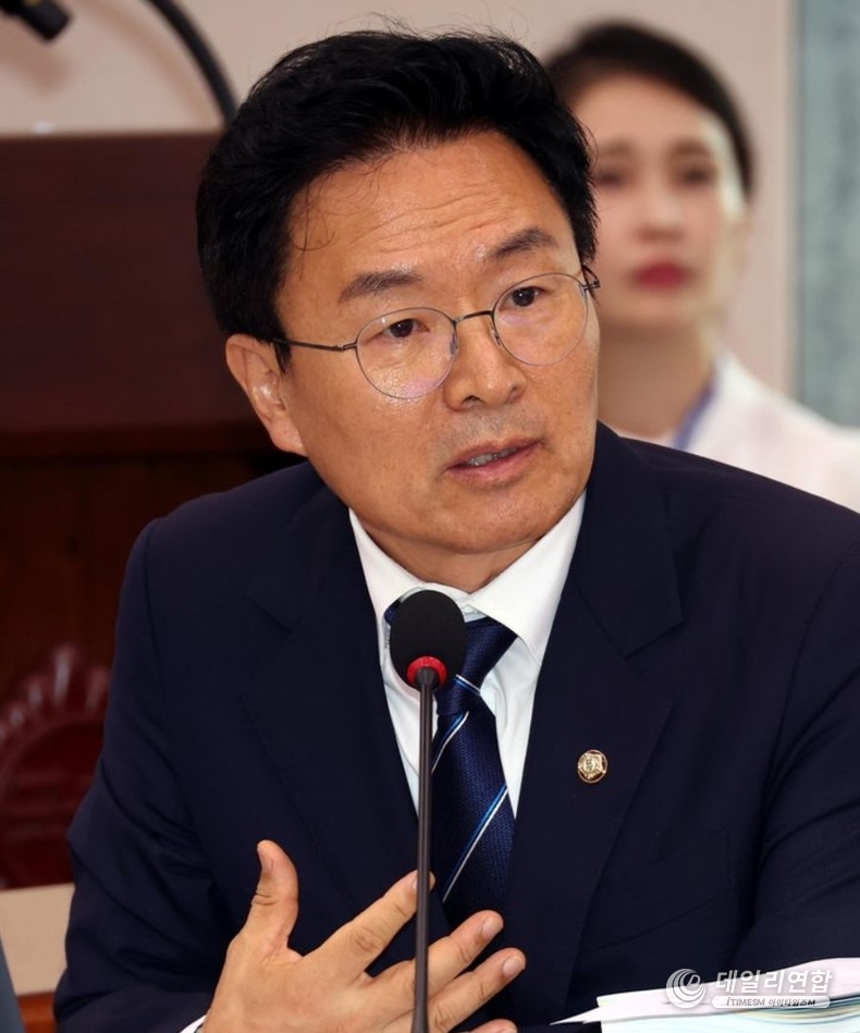 29일 오전 서울 여의도 국회에서 열린 산업통상자원중소벤처기업위원회 전체회의에서 정진욱 더불어민주당 의원이 의사진행 발언을 하고 있다. /사진=정진욱의원실