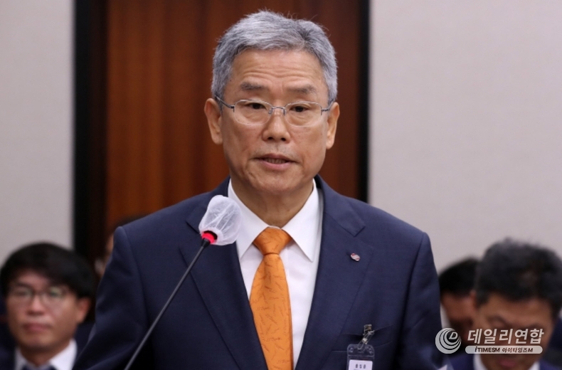 지난 19일 오전 서울 여의도 국회에서 열린 산업통상자원중소벤처기업위원회의 한국전력공사 등에 대한 국정감사에 김동철 한국전력공사 사장이 참석해 발언을 하고 있다. /사진=허종식의원실