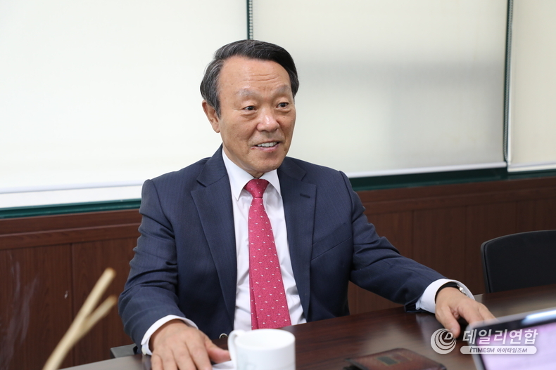 이홍기 대한민국 예비역장교연합회 (KOROA) 회장이 SNS기자연합회 사무실에서 인터뷰하고 있는 모습. /사진=데일리연합