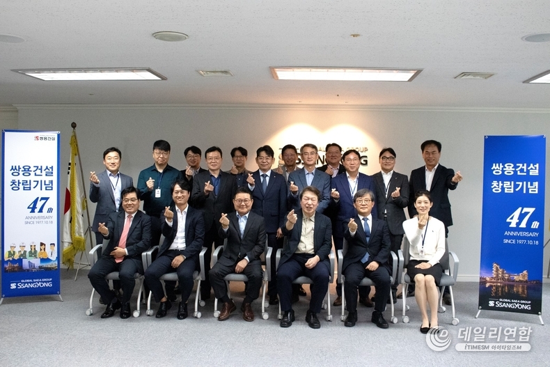 최고 경영진과 근속상 대표수상자들과의 단체사진을 찍고 있다. /사진=쌍용건설