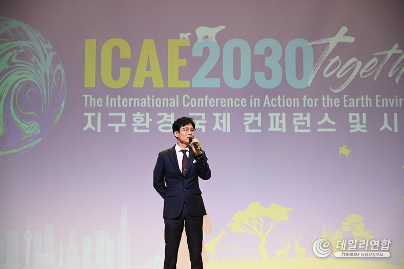 SNS기자연합회 김용두 회장이 지난 2023년 10월 31일 국회의원회관 대회의실에서 개최한 'ICAE 2023 지구환경 국제컨퍼런스 및 시상식' 에서 기조연설을 하고 있다. /사진=SNS기자연합회 제공
