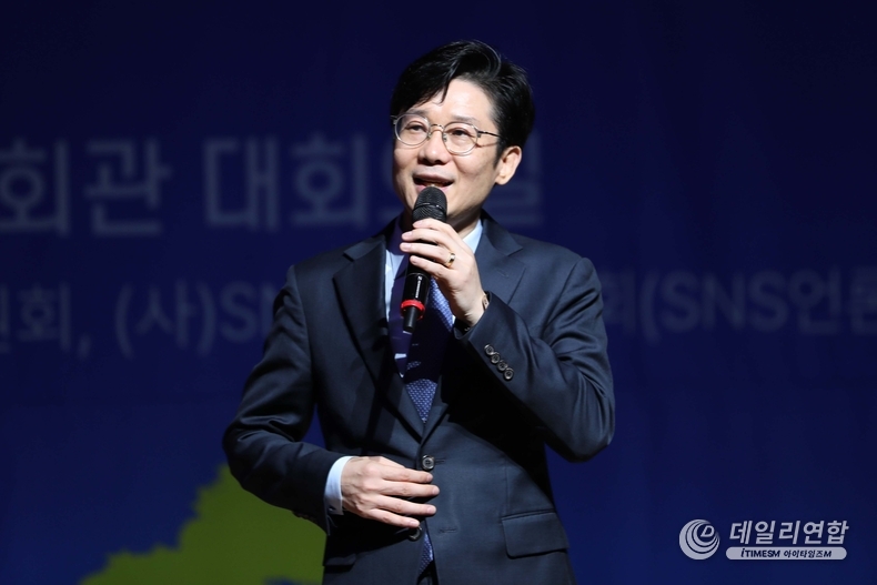 SNS기자연합회 김용두 회장이 10월 29일 국회 의원회관 대회의실에서 열린 'ICAE 2024' 행사에서 기조연설을 하고 있다. /사진=ICAE조직위원회 제공