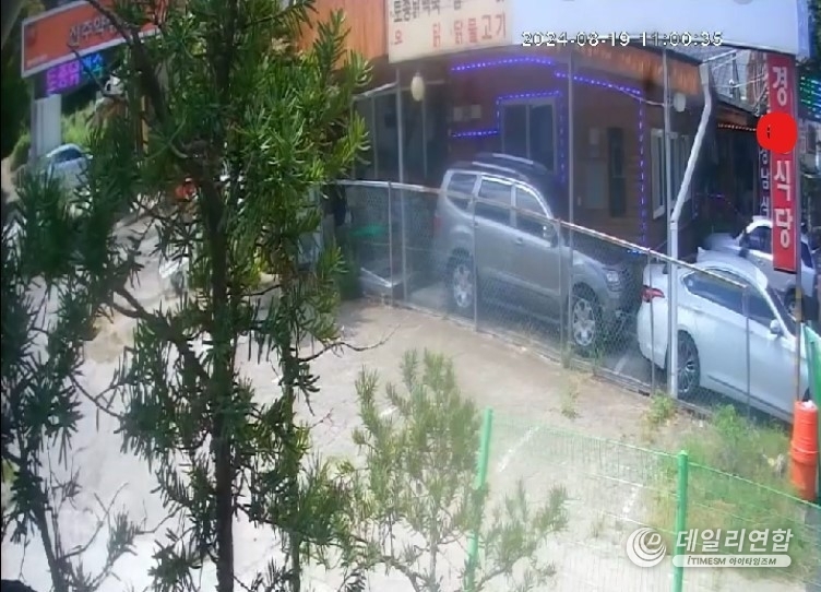 2024년 8월 29 오전 10시 01분에 부친의 음식점에서 찍힌 CCTV 모습. /사진=제보