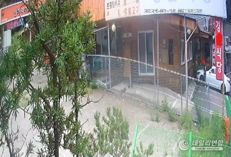 2024년 7월 18 아침 09시 33분에 부친의 음식점에서 찍힌 CCTV 모습. /사진=제보