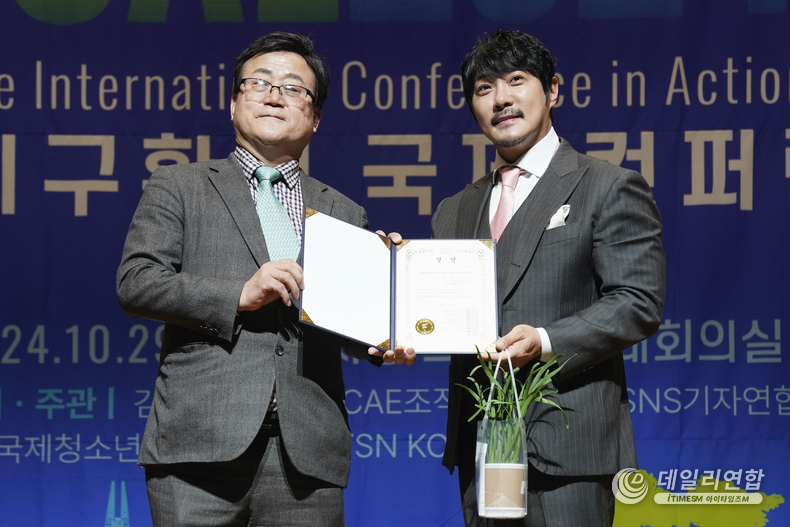지난 10월 29일 국회의원회관에서 열린 ‘ICAE 2024 지구환경 국제 컨퍼런스’에서 가수 KCM(본명 강창모)이 대한민국자랑스러운한국인대상 대중음악부문을 수상했다. 오른쪽이 KCM. /사진=ICAE 조직위원회 제공 