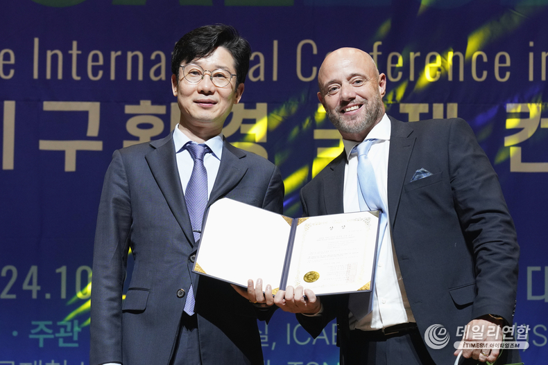 지난 10월 29일 국회에서 열린 ‘ICAE 2024 지구환경 국제 컨퍼런스’에서 자랑스러운글로벌인물대상 산업경제 부문이 Publicis Groupe(퍼블리시스 그룹)의 폴 월리스 이사에게 수여되었다. 오른쪽이 폴 월리스 이사. /사진=ICAE 조직위원회 제공 