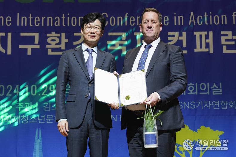 지난 10월 29일 국회의원회관에서 열린 ‘ICAE 2024 지구환경 국제 컨퍼런스’에서 Continuous Ventures(C.V)의 콜름 피어시 회장이 자랑스러운글로벌인물대상 산업금융 부문을 수상했다. 오른쪽이 콜름 피어시 회장. /사진=ICAE 조직위원회 제공