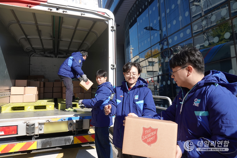 서울 서대문구 충정로 구세군 대한본영에서 CJ대한통운과 직원들이 자선모금 물품이 담긴 택배상자들을 트럭에 싣고 있다. /사진=CJ대한통운