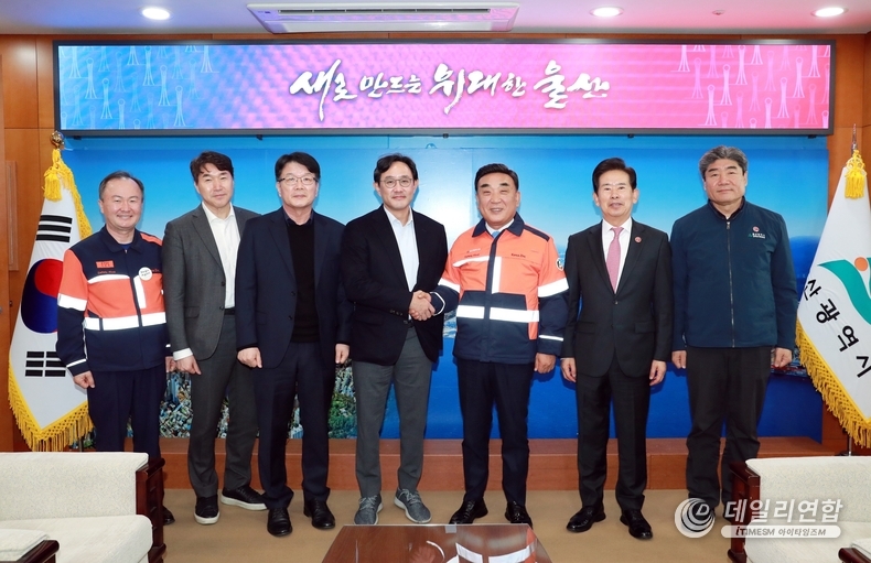 [사최윤범 고려아연 회장(왼쪽에서 4번째)이 울산시청을 방문하여 김두겸 울산광역시장(왼쪽에서 5번째)과 면담 후 기념사진을 촬영하고 있다. /사진=고려아연