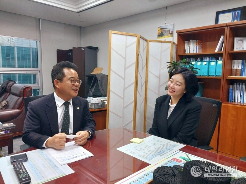 K미술연대 성희승대표가 더불어민주당 을지로위원회 민병덕 위원장을 만나 갤러리K 사건의 피해 회복 방안을 논의하고 있다. /사진=K연대