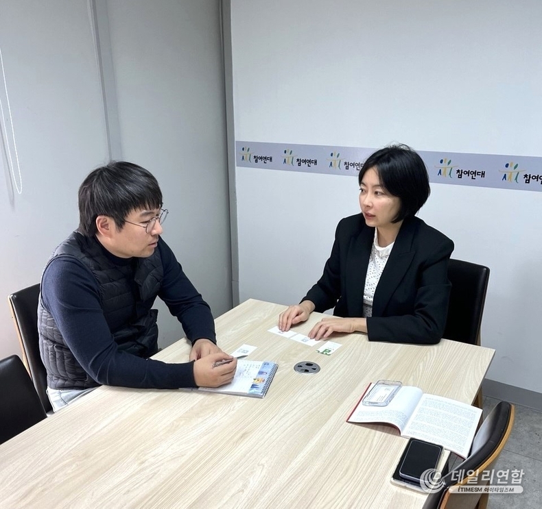 K미술연대 성희승대표와 참여연대 김주호 민생경제팀장과 만나 갤러리K 사건의 피해 회복 방안을 논의하고 있다. /사진=K연대