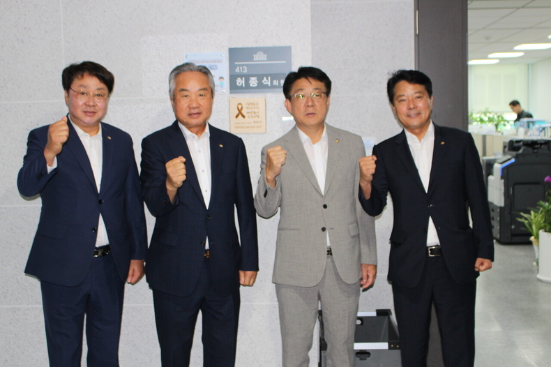 (왼쪽부터)인성철 협회 부회장, 장현우 협회 회장, 허종식 의원, 김수 인천시회장이 허종식 의원실 앞에서 함께 포즈를 취하고 있다. /사진=전기신문
