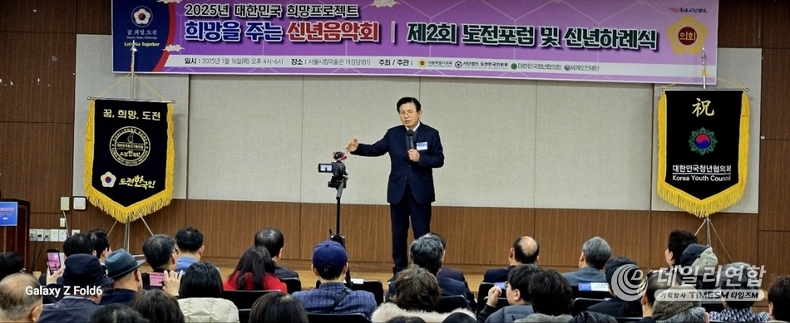 이날 도전한국인 시상 특강에서. 제44대 국무총리를 지난 황교안 대표(하나님의 군대)는 강연에서 아무리 어려워도 남보다 먼저 실행하는 이에게 기회가 온다. 반보만 앞서가자. 도전 한국인의 자세와 가치에 대해 참석자들에게 깊은 감동을 전했다.