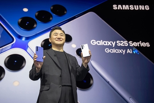  22일(현지시간) 미국 새너제이에 위치한 SAP센터에서 개최된 '갤럭시 언팩 2025(Galaxy Unpacked 2025)' 행사에서 삼성전자 MX사업부장 노태문 사장이 진정한 AI폰이라며 '갤럭시 S25 시리즈'를 공개하고 있다. /사진=삼성전자 제공 
