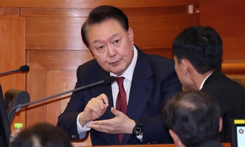 윤석열 대통령이 23일 서울 종로구 헌법재판소에서 열린 탄핵심판 4차 변론에 출석해 변호인단과 대화를 나누고 있다. /사진=공동취재단