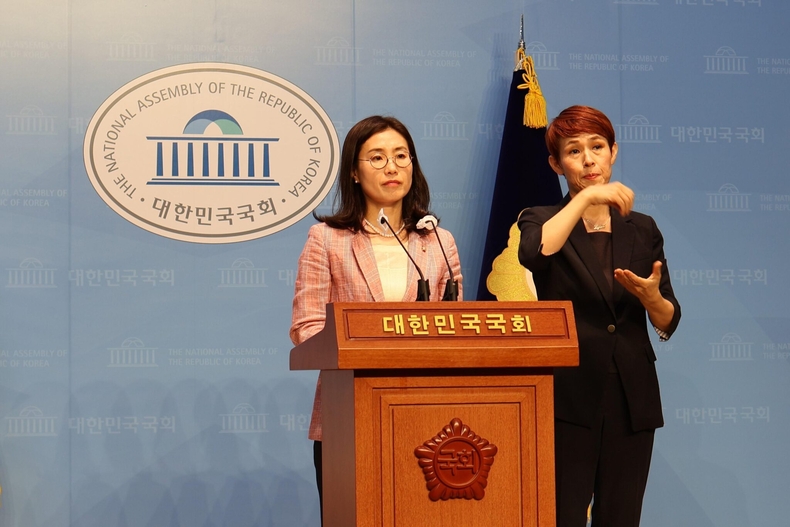 김소희 국민의힘 의원이 지난 6월 20일 국회 기자회견에서 1호 법안을 발의하고 있다. /사진=김소희 의원실