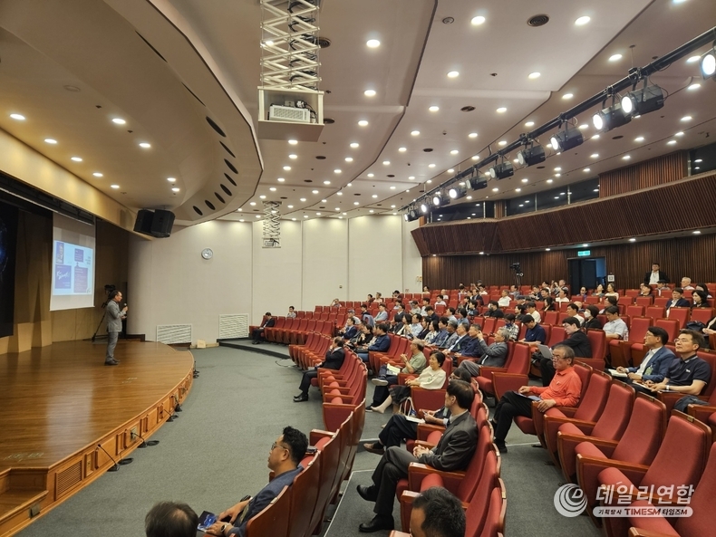 11일 서울 여의도 국회의사당 도서관 대강당에서 열린 ‘AI 100조 시대, 기업의 기회와 일자리 창출 전략’ 포럼 현장 모습.