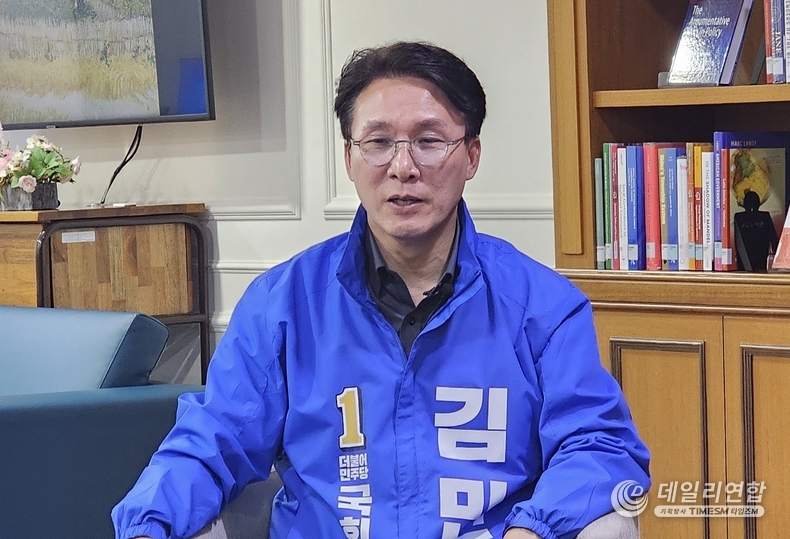 2024년 3월 27일 당시 인터뷰 중인 김민석 더불어민주당 후보