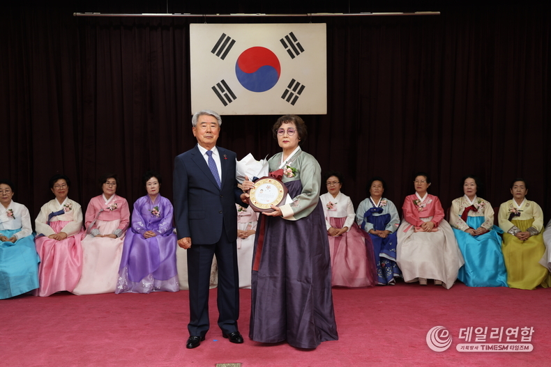 대한민국상이군경회 유을상 회장(왼쪽)이 ‘제24회 장한 아내상’ 수상자인 장정미 씨(오른쪽)에게 상패를 전달하고 기념촬영을 하고 있다. (사진=대한민국상이군경회 제공)