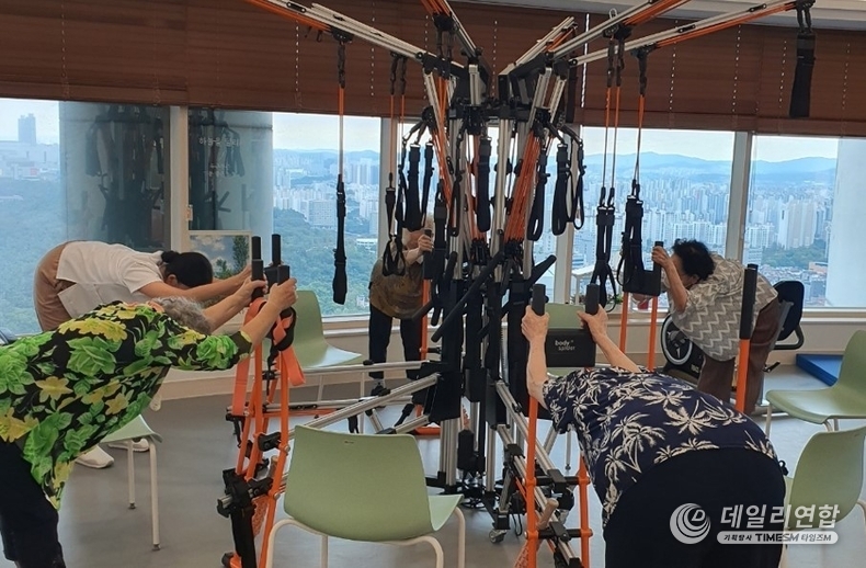 삼성노블카운티가 기존의 활동적인 시니어 중심 프로그램을 넘어서, 허약기 또는 일상 동작이 제한 된 입주자를 위한 맞춤형 건강지원 시스템을 도입했다.(웰빙운동웰빙센터 운동존_바디스파이더) /사진=노블카운티<br>
