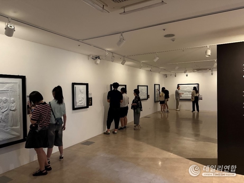 '어두운 미술관’ / 유니원커뮤니케이션즈 제공