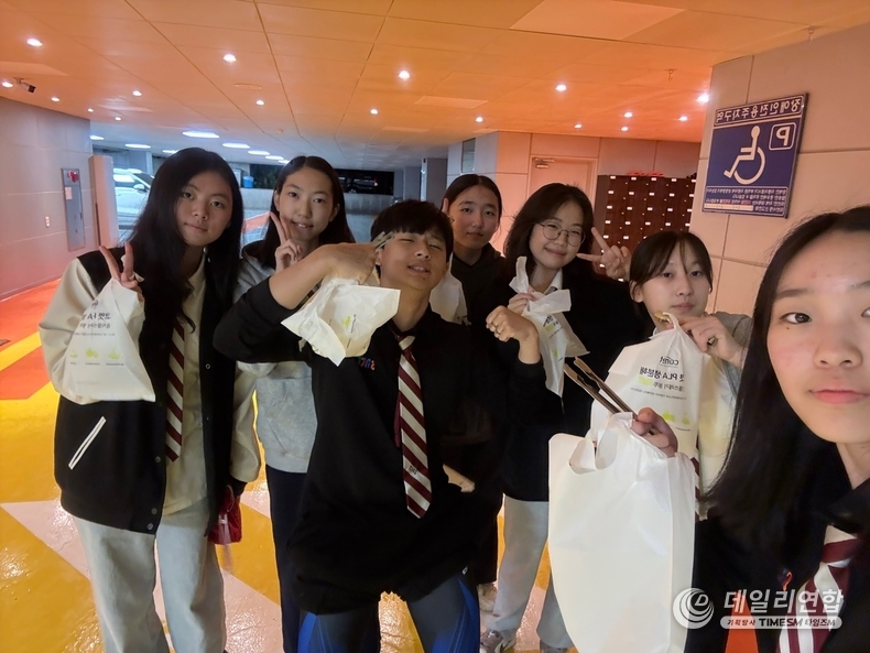 사진= 플로깅 활동중인 SALT 국제학교 SEED 학생들 (출처: SIA Team SEED)