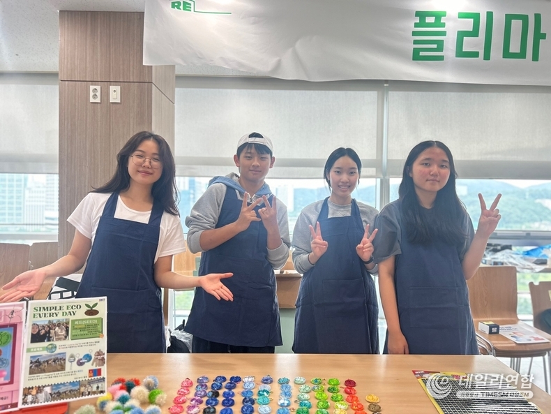 사진= 플리마켓에서 업사이클링 물품을 판매중인 Team SEED (출처: SIA Team SEED)