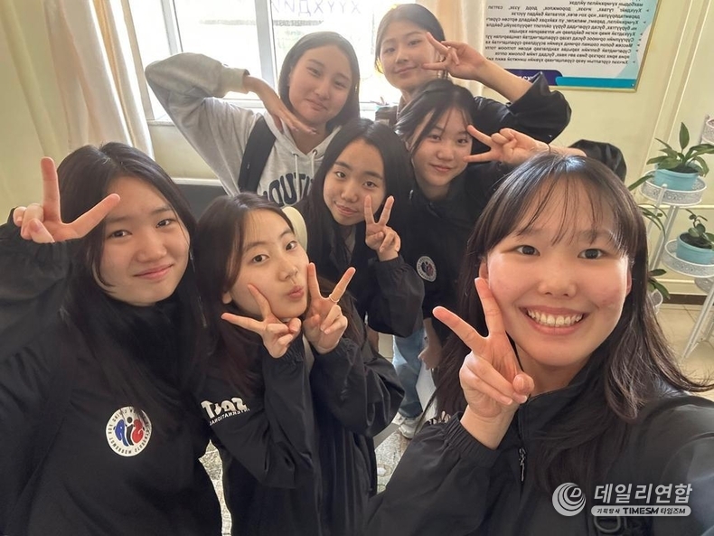 ACTizen 팀이 몽골 여행 중 그들의 몽골 멤버와 같이 찍은 사진이다. (사진출처=SIA Team ACTizen)