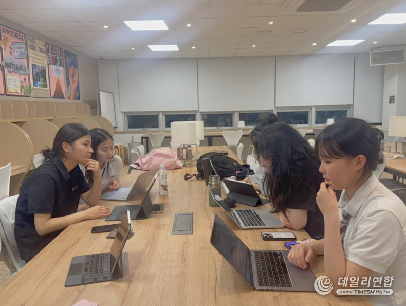 photo= ACTizen members strategize to turn ESG principles into a youth-led ESG activity. (photo Source: SIA Team ACTizen)