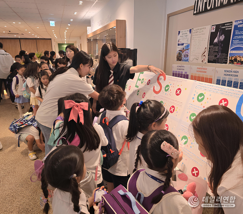 Photo= ACTizens conducting schoolwide survey on ESG awareness and practice assessment at their own school (Source: SIA ACTizens team)