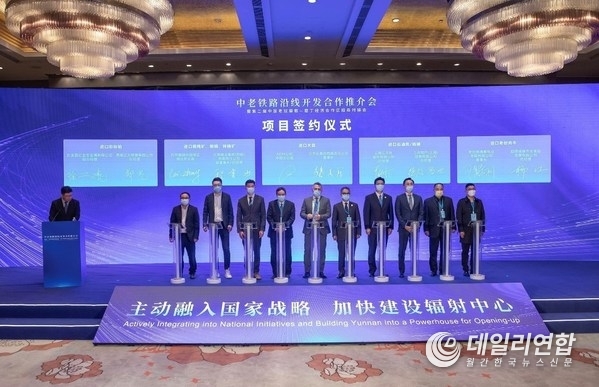 Signing ceremony of Yunnan Trade Mission at the 5th China International Import Expo on 5th November 2022 in Shanghai, by Chen Fei