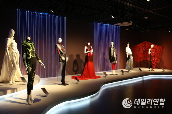 중국국립실크박물관에서 새로운 패션 전시가 시작됐다.