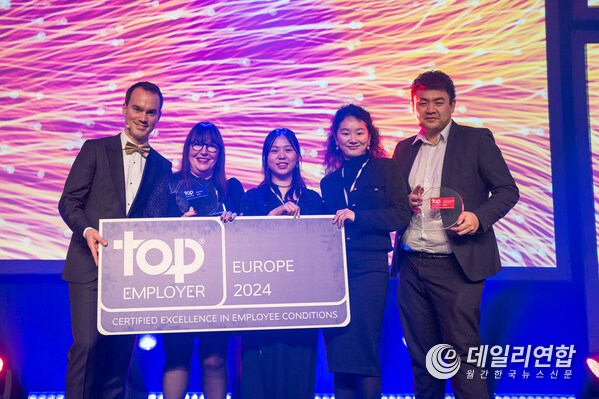 Huawei accepted the Top Employer Europe Award during the Top Employer celebration event.