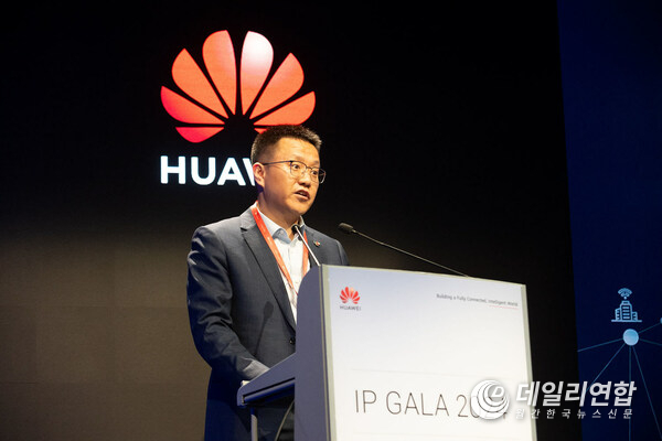 Zuo Meng, President of Huawei's Data Communication Product Line Metro Router Domain, delivering the opening speech