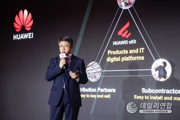 Wei Xianbin, Director of the Distribution Business Dept of Huawei Enterprise Sales Dept, delivered the speech