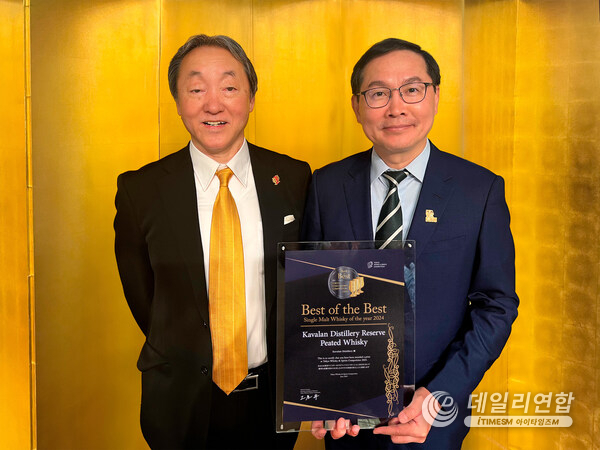 킹카그룹 알버트 리(Albert Lee) 대표이사가 TWSC 집행위원회 회장 츠치야 마모루(Mamoru Tsuchiya)로부터 권위 있는 2024년 최고상을 수상하다. 킹카그룹 알버트 리(Albert Lee) 대표이사가 TWSC 집행위원회 회장 츠치야 마모루(Mamoru Tsuchiya)로부터 권위 있는 2024년 최고상을 수상하다.