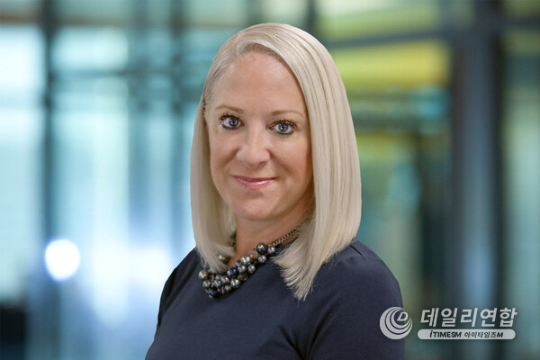 Elizabeth Kersey, senior vice president of communications and public policy at PRA Group, wins a Silver Stevie® award in the 21st Annual International Business Awards®. Elizabeth Kersey, senior vice president of communications and public policy at PRA Group, wins a Silver Stevie® award in the 21st Annual International Business Awards®.