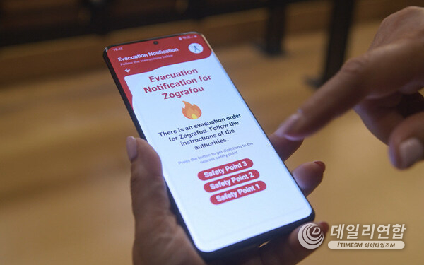 The system sends evacuation routes to residents' phones via an app The system sends evacuation routes to residents' phones via an app