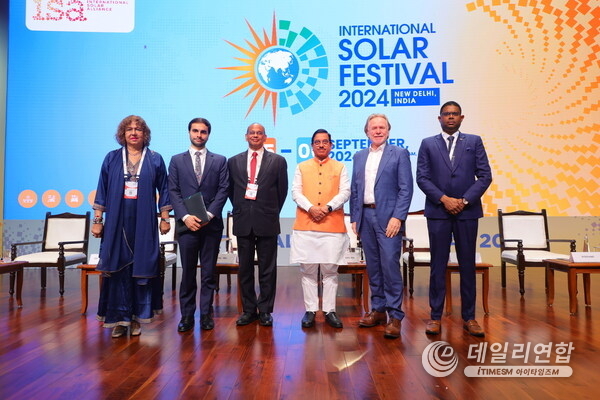 Standing from left to right, H.E. Ms Capaya Rodriguez Gonzalez, Ambassador of the Bolivarian Republic of Venezuela to India, H.E. Damien SYED, Deputy Head of Mission, French Embassy in New Delhi & Hon’ble Co-President of the ISA Assembly, Dr. Ajay Mathur, Director General, ISA Assembly, Mr. Pralhad Joshi, Hon’ble President of the ISA Assembly, H.E. Philip Green, High Commissioner, Australian High Commission, H.E. Arunkoemar Hardien, Ambassador, Embassy of the Republic of Suriname Standing from left to right, H.E. Ms Capaya Rodriguez Gonzalez, Ambassador of the Bolivarian Republic of Venezuela to India, H.E. Damien SYED, Deputy Head of Mission, French Embassy in New Delhi & Hon’ble Co-President of the ISA Assembly, Dr. Ajay Mathur, Director General, ISA Assembly, Mr. Pralhad Joshi, Hon’ble President of the ISA Assembly, H.E. Philip Green, High Commissioner, Australian High Commission, H.E. Arunkoemar Hardien, Ambassador, Embassy of the Republic of Suriname