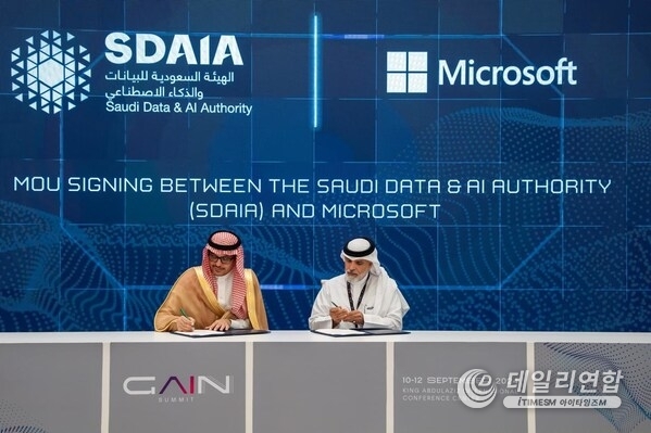 Dr. Yaser bin Mohammed Alonaizan, CEO of the National Center for AI (NCAI) at SDAIA, and Turki Badhris, President of Microsoft Arabia Dr. Yaser bin Mohammed Alonaizan, CEO of the National Center for AI (NCAI) at SDAIA, and Turki Badhris, President of Microsoft Arabia