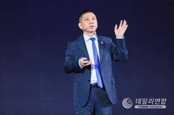 Leon Wang, President of Huawei's Data Communication Product Line, delivering a speech Leon Wang, President of Huawei's Data Communication Product Line, delivering a speech