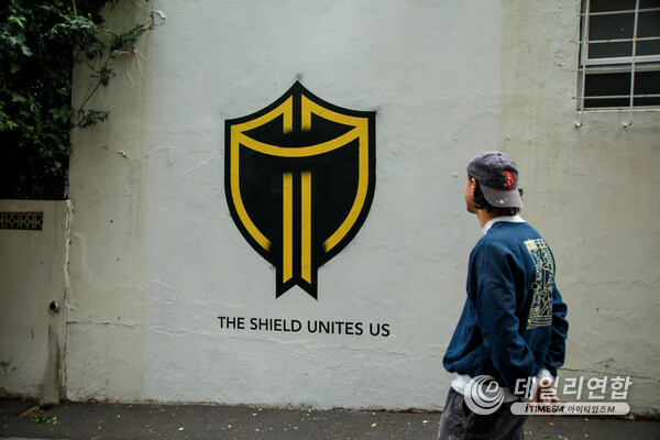 The Shield’s arrival in South Africa saw the emblem come to life on an outstanding mural in trendy Green Point The Shield’s arrival in South Africa saw the emblem come to life on an outstanding mural in trendy Green Point