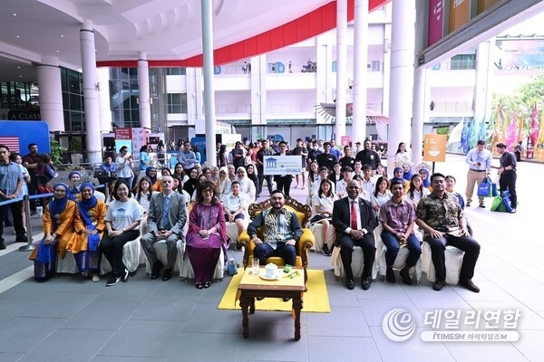 Photo 2: Raja Muda of Selangor, Tengku Amir Shah Ibni Sultan Sharafuddin Idris Shah Al-Haj is a great supporter of the Sunway Campus With A Conscience initiative Photo 2: Raja Muda of Selangor, Tengku Amir Shah Ibni Sultan Sharafuddin Idris Shah Al-Haj is a great supporter of the Sunway Campus With A Conscience initiative