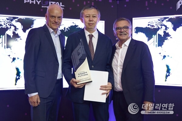 Nis Hatt, CEO of Phygital International (L) and Rene Fasel, Founder of Phygital International, (R) congratulate Yerbol Myrzabossynov (C) on Kazakhstan being selected as host country of the Games of the Future 2026 Nis Hatt, CEO of Phygital International (L) and Rene Fasel, Founder of Phygital International, (R) congratulate Yerbol Myrzabossynov (C) on Kazakhstan being selected as host country of the Games of the Future 2026