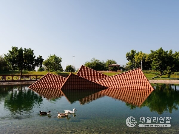 PAAD Biennial 24 Seema Nusrat – Floating Fragments, Public Art Abu Dhabi Biennial 2024 – 2025, © Lance Gerber PAAD Biennial 24 Seema Nusrat – Floating Fragments, Public Art Abu Dhabi Biennial 2024 – 2025, © Lance Gerber